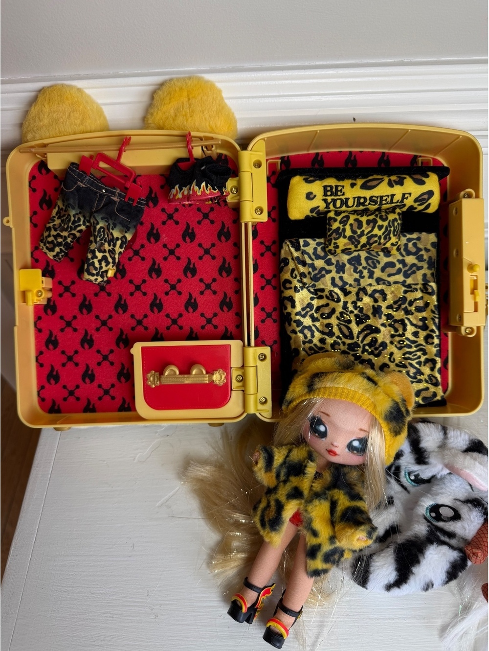 Na! Na! Na! Surprise 3-in-1 Backpack Bedroom Jennel Jaguar Playset & Extras - Picture 4 of 9